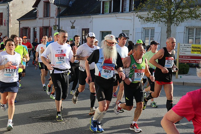 http://courir33.net/photos2015/15cheverny/album/02%20Marathon%20Cheverny%20323.jpg